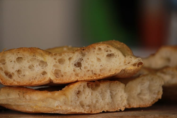 Schiacciata all’olio, Tuscan flat bread: types and recipe